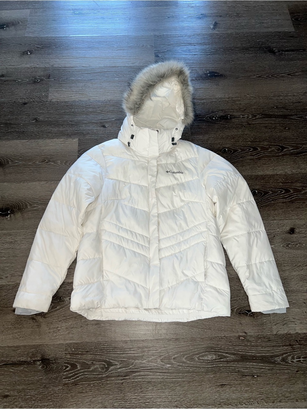 Columbia Women's White Hooded Puffer Jacket with Faux Fur Trim